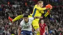 Kiper Hongaria Peter Gulacsi mengambil bola dari penyerang Inggris Ollie Watkins pada lanjutan Kualifikasi Piala Dunia 2022 Zona Eropa Grup I di Stadion Wembley, London, Rabu (13/10/2021) dini hari WIB. Inggris harus puas bermain imbang 1-1 saat menjamu Hongaria. (AP Photo/Kirsty Wigglesworth)