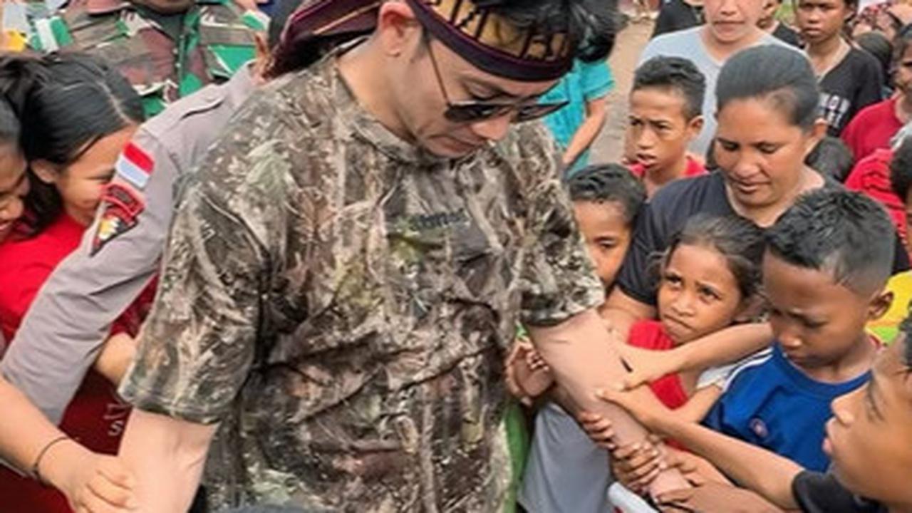 Potret Denny Sumargo Serahkan Donasi Agus Salim Rp1,7 Miliar ke NTT, Mengharukan & Disebut Sampai ke Tangan yang Tepat