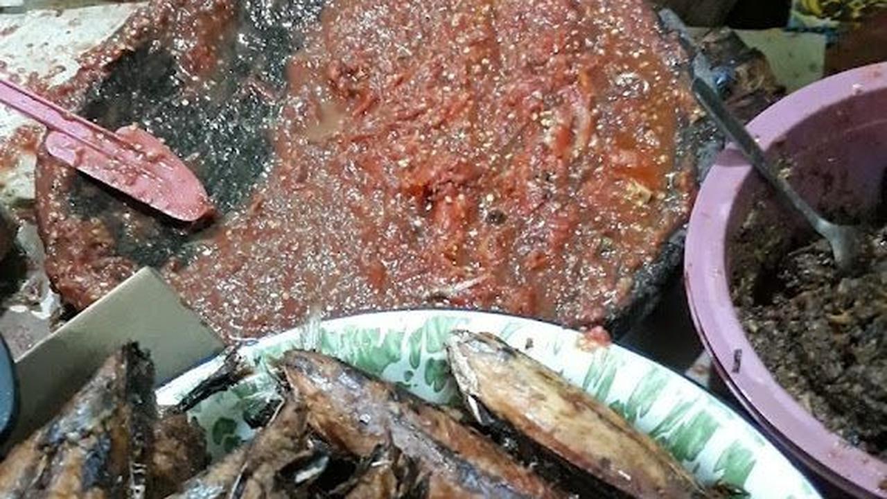 Saking larisnya pembeli, penjual nasi sambal tongkol goreng ini nyaris tak berhenti mengulek sambal di warungnya. Ciri khas warung ini adalah pemberian sambal yang melimpah hingga menutupi lauk di piring.