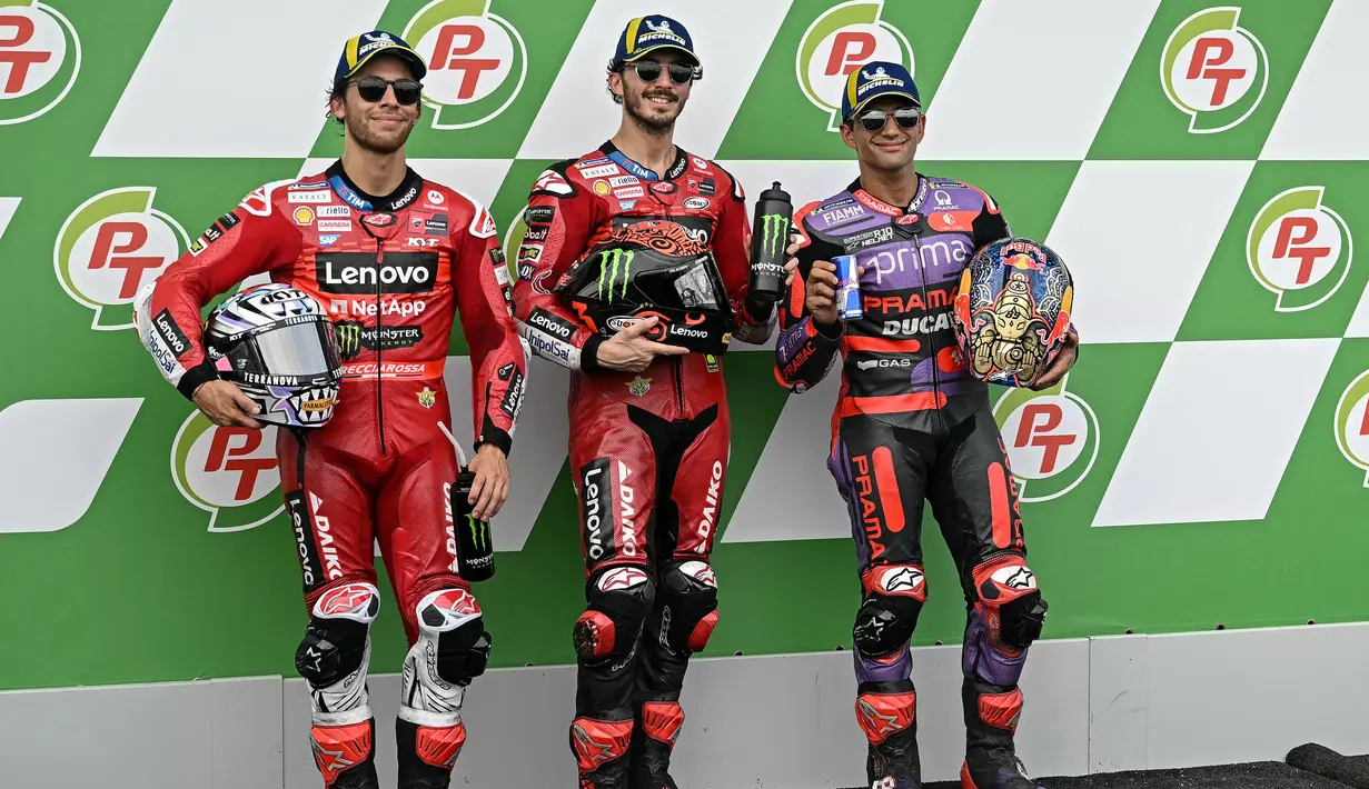 Pebalap Ducati Lenovo Team Francesco Bagnaia (tengah), Enea Bastianini (kiri) dan Jorge Martin berpose usai sesi kualifikasi MotoGP Thailand di Sirkuit Internasional Buriram, Sabtu 26 Oktober 2024. (Lillian SUWANRUMPHA/AFP)
