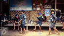 Masyarakat Suku Baduy Luar duduk menunggu persiapan Tradisi Seba Baduy Kecil di Kampung Kadu Ketug, Kabupaten Lebak, Banten (13/05). Tradisi Seba dIlakukan pada 13-14 Mei. (Liputan6.com/Fery Pradolo)