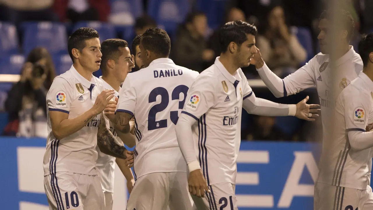 Para pemain Real Madrid merayakan gol James Rodriguez ke gawang Deportivo La Coruna (AP Photo/Lalo R. Villar)