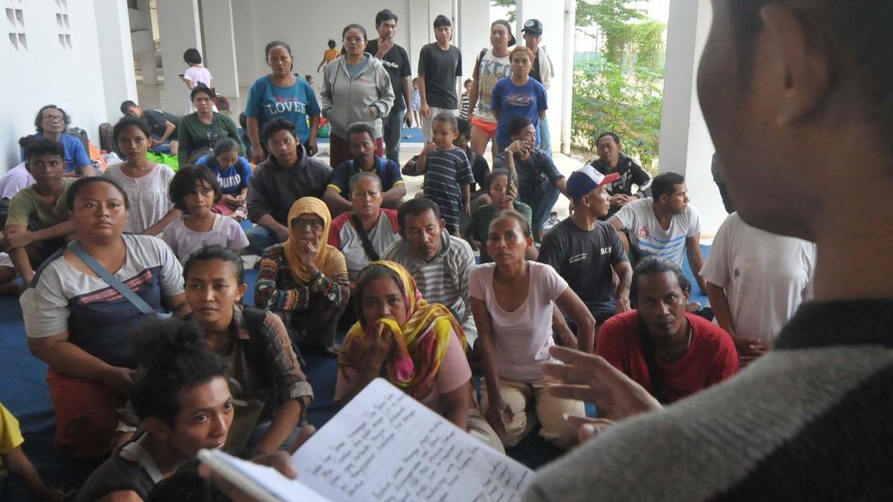 Sejumlah warga bertahan di Kampung Susun Bayam, dekat Jakarta Internasional Stadium (JIS), Jakarta, setelah terjadi kericuhan, pada Selasa (21/5/2024). Kericuhan  sempat terjadi di Kampung Susun Bayam antara warga dan sejumlah sekuriti&nbsp;PT Jakarta Pro