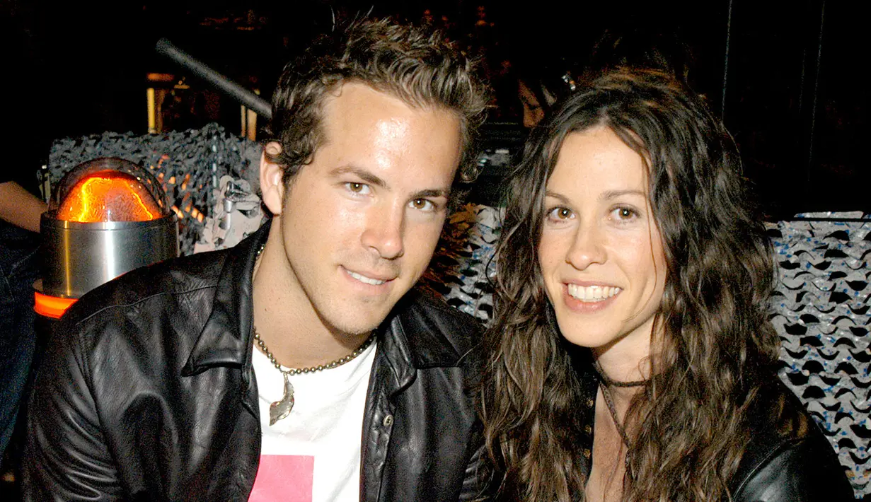 Ryan Reynolds sempat bertunagan dengan Alanis Morissette selama 3 tahun dan kemudian berpisah di tahun 2007. (Us Weekly)