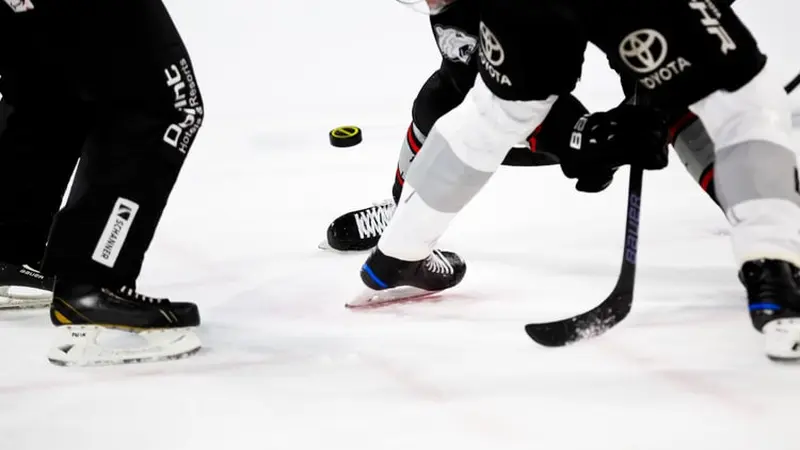 ice hockey (Unsplash/Markus Spiske)