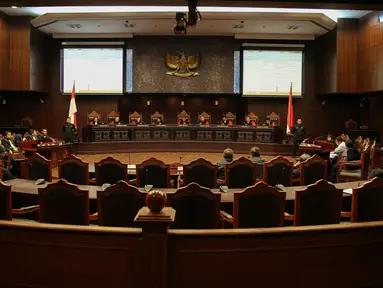 Mahkamah Konstitusi (MK) menggelar sidang putusan UU No Tahun 2015 tentang Pilkada di Gedung MK, Jakarta, Selasa (29/9). MK memperbolehkan daerah dengan calon tunggal untuk melaksanakan pilkada serentak pada Desember mendatang (Liputan6.com/Faizal Fanani)