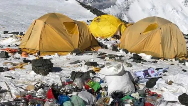 Dari foto-foto yang sempat beredar, ternyata banyak tumpukan sampah yang terlihat di Gunung Everest.