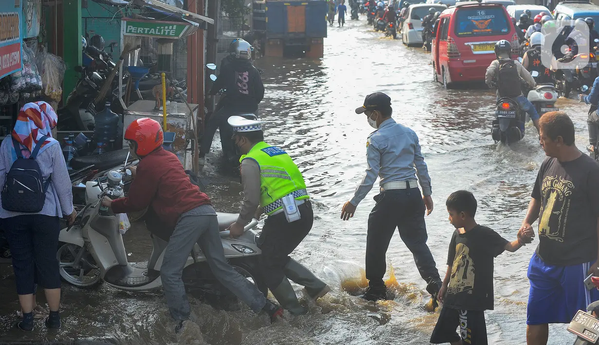 Banjir menyebabkan kemacetan panjang lalu lintas dari Kota Depok menuju Sawangan. (merdeka.com/Arie Basuki)