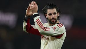 Pemain Liverpool, Dominik Szoboszlai, berjalan meninggalkan lapangan seusai pertandingan Liga Inggris melawan Arsenal di Emirates, Jumat (9/1/2026). (AP Photo/Ian Walton)