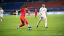 <p>Pemain Timnas Indonesia U-24 Egy Maulana Vikri menggiring bola mencoba melewati pemain Timnas Kirgistan Elaman Akylbekov pada pertandingan sepak bola putra Grup F Asian Games 2023 di Zhejiang Normal University East Stadium, Jinhua, China, Selasa (19/9/2023). Indonesia menang 2-0 atas Kirgistan. (Kredit Foto: NOC Indonesia/Naif Al&rsquo;As)</p>