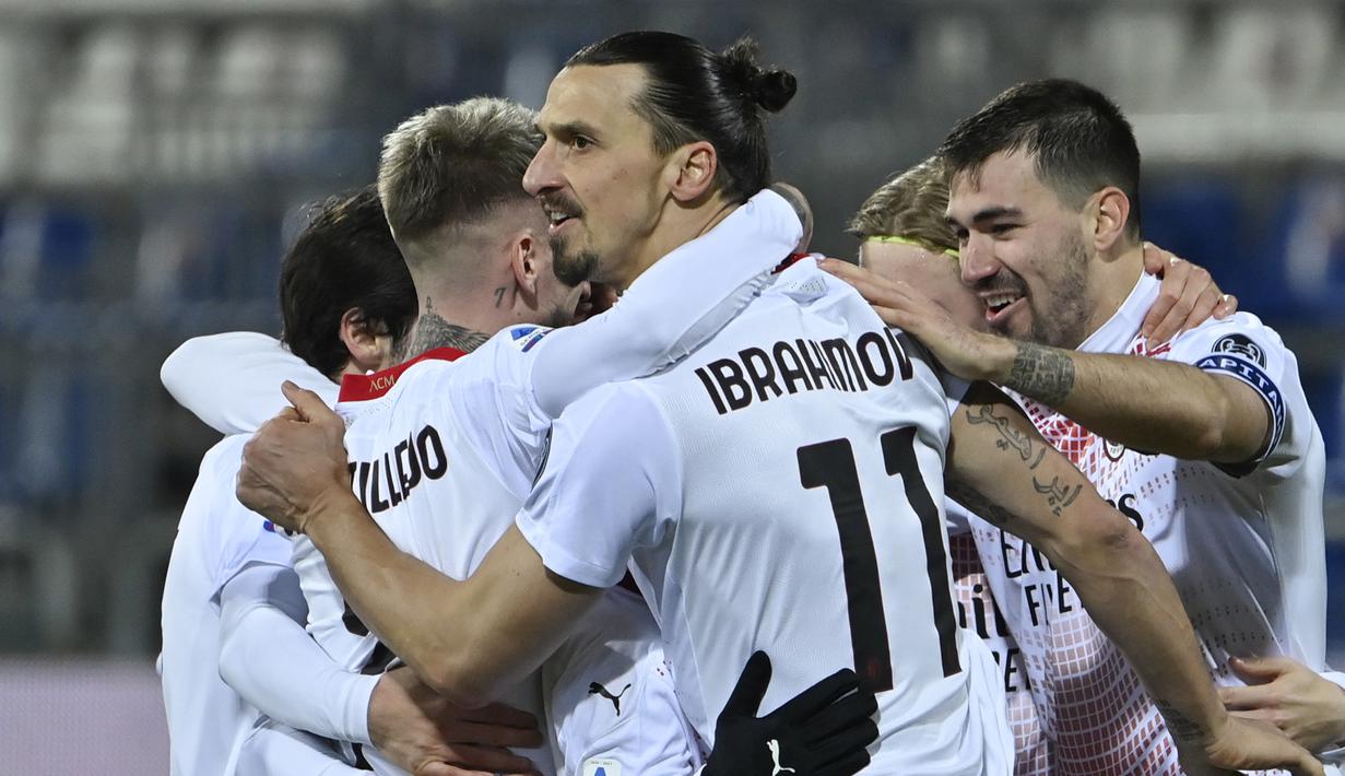 Striker AC Milan, Zlatan Ibrahimovic melakukan selebrasi bersama rekan setim usai mencetak gol kedua ke gawang Cagliari dalam laga lanjutan Liga Italia 2020/21 pekan ke-18 di Sardegna Arena, Senin (18/1/2021). AC Milan menang 2-0 atas Cagliari. (AFP/Alberto Pizzoli)