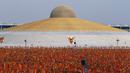 Ratusan ribu orang Biksu dan calon biksu memdatai kuil Wat Phra Dhammakaya, Bangkok, Thailand, (22/4). Acara ini dihadiri lebih dari 100.000 biksu di Pathum Thani. (REUTERS / Jorge Silva)