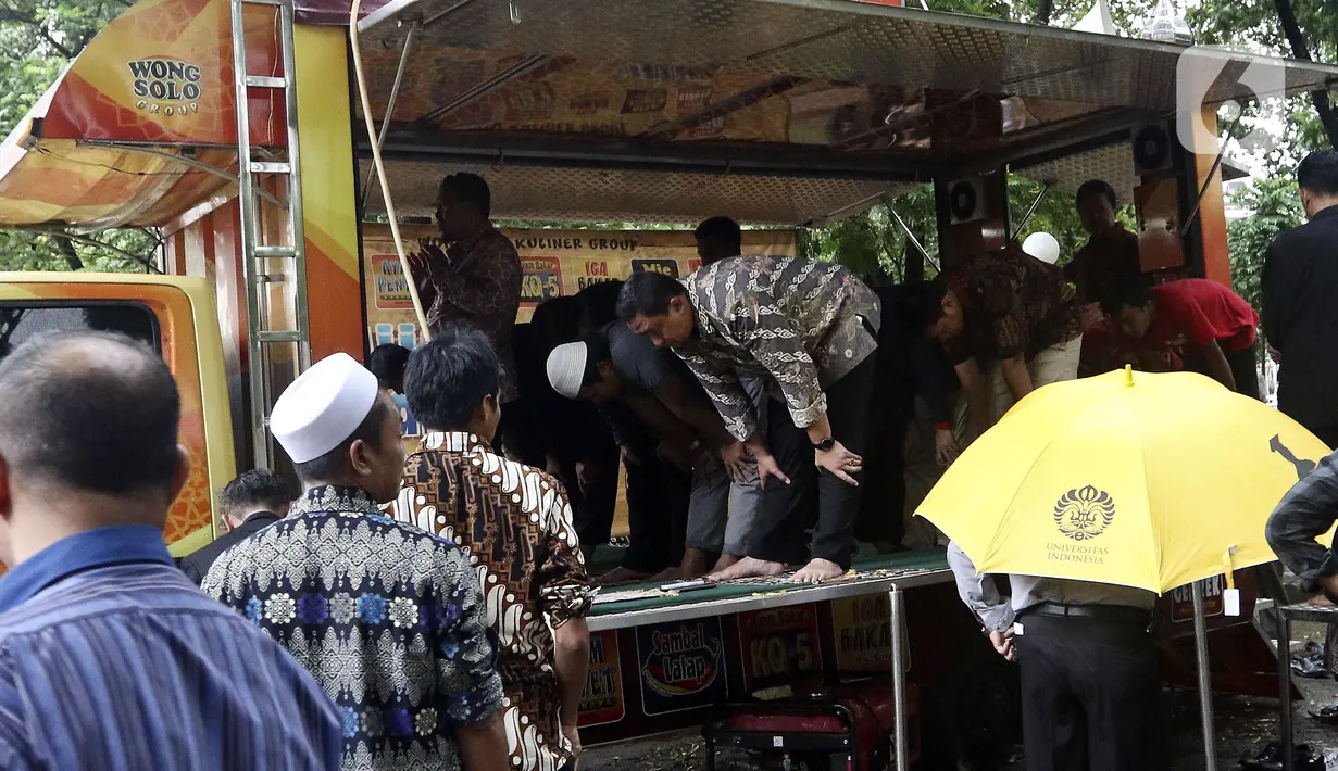 Jamaah melaksanakan ibadah salat di Musala Truck Al-Hijrah di kawasan Universitas Indonesia, Depok, Jawa Barat, Sabtu (1/2/2020). Biasanya modifikasi truck kita lihat sebagai food truck atau toilet namun uniknya truck ini dijadikan tempat beribadah atau musala. (Liputan6.com/Johan Tallo)