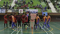 Para pesepak bola bersalaman sebagai bentuk sportivitas usai berlaga pada Kejuaraan Futsal Tuna Rungu di GOR Ciracas, Jakarta, Sabtu (7/11/2015). (Bola.com/Vitalis Yogi Trisna)