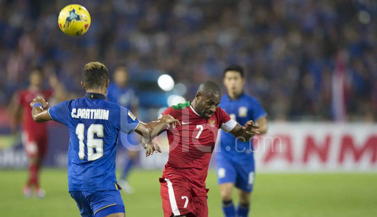 Kapten Timnas Indonesia, Boaz Solossa (kiri), berebut bola dengan pemain Thailand, Pratum Chuthong, dalam laga leg kedua final Piala AFF 2016 di Stadion Rajamangala, Bangkok, Thailand, Sabtu (17/12/2016). (Bola.com/Vitalis Yogi Trisna)