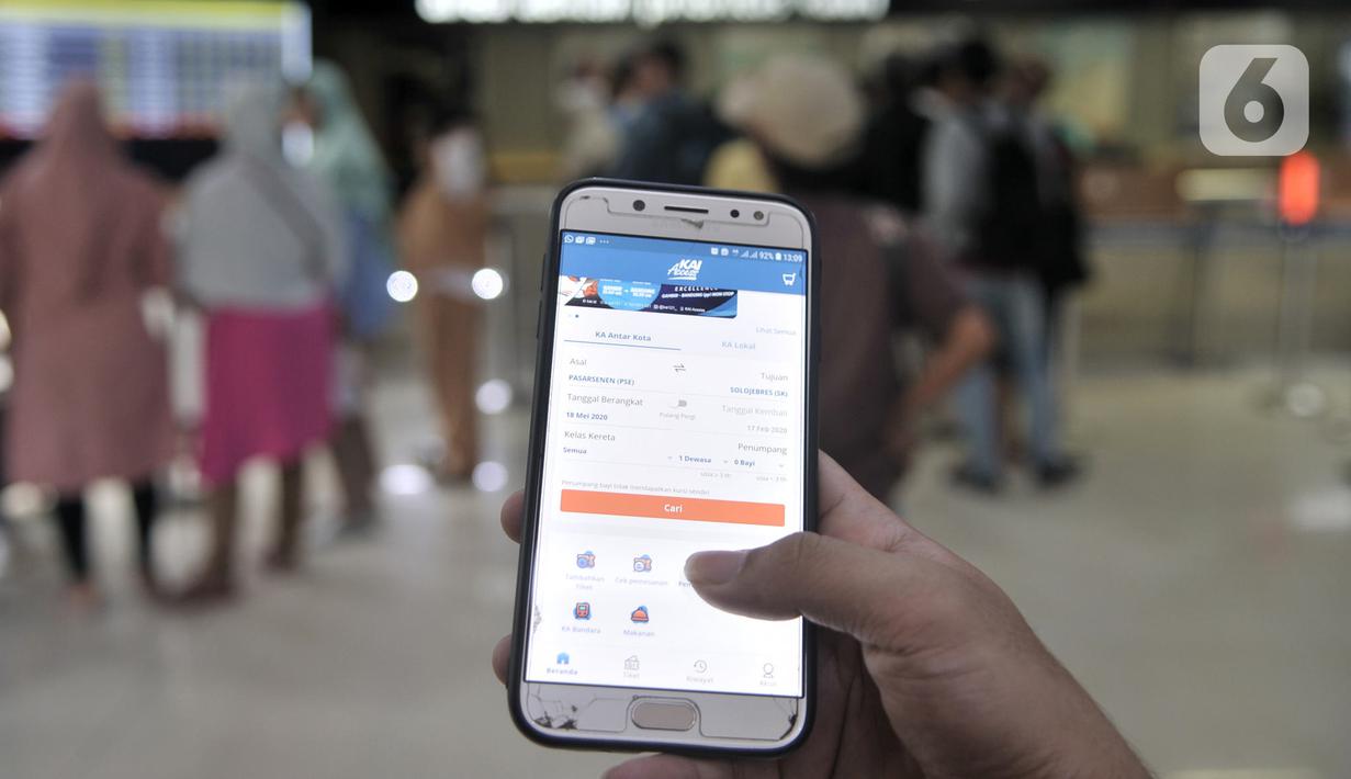 Calon penumpang membeli tiket kereta Mudik Lebaran 2020 melalui aplikasi KAI Access di Stasiun Pasar Senen, Jakarta, Senin (17/2/2020). PT Kereta Api Indonesia resmi membuka penjualan tiket Mudik Lebaran 2020 mulai 14 Februari 2020. (merdeka.com/Iqbal Nugroho)