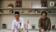 Direktur KSKK Madrasah Ditjen Pendis Kementerian Agama Dr. A. Umar, M.A (kiri) dan Presiden Direktur Smartfren Merza Fachys (kanan) menandatangani nota kerjasama pemberian kartu perdana Smartfren gratis untuk Madrasah se-Indonesia di masa Pandemi, di Jakarta, Senin (21/9/2020) (Liputan6.com/HO/Agus)