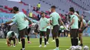 Para pemain Portugal melakukan pemanasan selama sesi latihan di arena stadium di Munich, Jumat (18/6/2021). Portugal akan bertanding melawan Jerman pada grup F Euro 2020 di Allianz Arena. (AP Photo/Matthias Schrader)