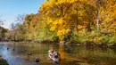 Sejumlah pendayung kano mulai menyusuri Sungai Hudson untuk menikmati keindahan dedaunan musim gugur di Island Lake Recreation Center di Livingston County, Michigan, Amerika Serikat, pada 11 Oktober 2020. (Xinhua/Joel Lerner)