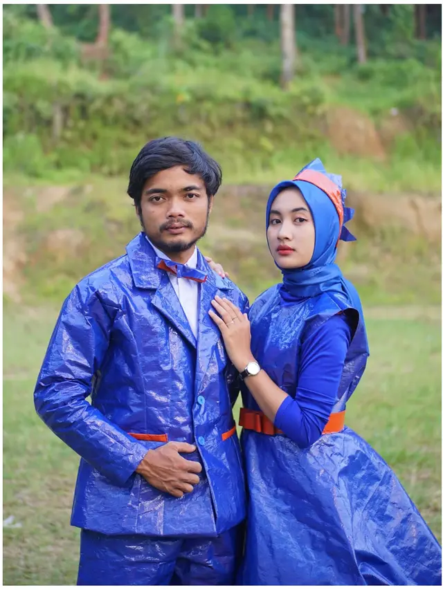 6 Outfit Lebaran Couple Ala Khoirul Anam Ini Nyeleneh, Bahan Karung hingga Handuk