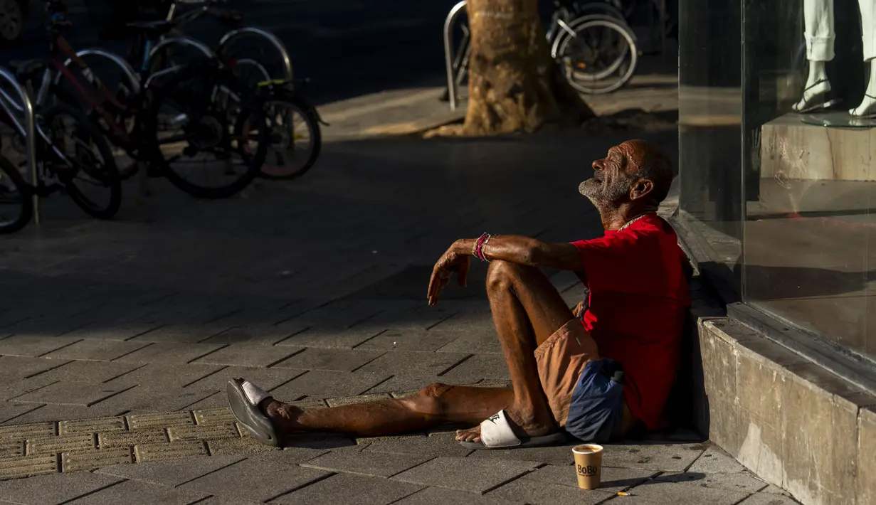 Pasar loak dan pelabuhan di kota Haifa juga terkena dampak yang sama, dengan banyak pedagang yang berjuang untuk tetap bertahan karena kegiatan ekspor-impor menurun akibat ketidakstabilan regional. (AP Photo/Ariel Schalit)