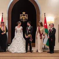 Usai akad nikah, Pangeran Hussein dan Rajwa Al Saif menggelar resepsi pernikahan di Istana Al Husseiniya, Istana Zahran, Amman Yordania. [Foto: IG/queenrania/beautyinsideout.v].