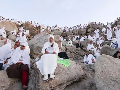 Jemaah haji berdoa saat fajar di Gunung Arafah, Arab Saudi, yang juga dikenal sebagai Jabal al-Rahma, selama puncak ibadah haji pada 5 Juni 2025. (HAZEM BADER/AFP)