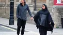 Meski sudah berusia 50 tahun, Janet Jackson kabarnya tak merasa khawatir dengan kondisi kehamilannya. Terbukti, Janet dengan tampilan baru berhijabnya sedang melenggang bersama Wissam pada akhir pekan lalu. (doc.dailymail)