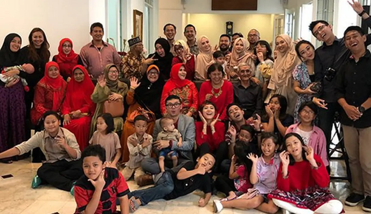 Pada hari berbahagia itu, terlihat dengan busana merah. Poppy Sovia terlihat mengenakan atasan merah. Begitu juga dengan sang kekasih, mengenakan baju merah dengan balutan jas. (Instagram/popsovia)