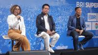 Direktur SCM, Harsiwi Achmad, Direktur Utama BRI, Hery Gunardi, dan Direktur Utama I.League, Ferry Paulus, memberikan keterangan dalam konfrensi pers BRI Super League 2025/2026 di SCTV Tower, Jakarta, Minggu (3/8/2025). (Bola.com/Muhammad Iqbal Ichsan)