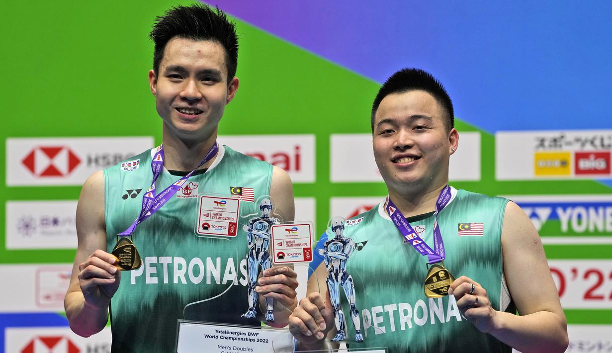 Sementara bagi Aaron Chia/Soh Wooi Yik, gelar juara dunia ini merupakan yang pertama kali bagi mereka. Kemenangan atas Mohammad Ahsan/Hendra Setiawan pun menipiskan rekor head to head mereka menjadi 4-7 dari 11 pertemuan. (AP/Shuji Kajiyama)
