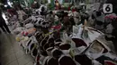 Para pekerja merangkai bunga di Pasar Rawa Belong, Jakarta, Jumat (29/10/2021). Status PPKM di DKI Jakarta yang diturunkan dari level 3 menjadi level 2 berimbas dengan penjualan bunga untuk dekorasi pernikahan yang kembali ramai, seperti di Pasar Bunga Rawa Belong. (Liputan6.com/Johan Tallo)