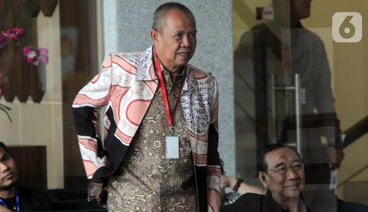 Mantan Wagub Lampung, Bachtiar Basri (berdiri) dan Anggota DPR Fraksi Partai Nasdem, Tamanuri (kanan) akan menjalani pemeriksaan penyidik sebagai saksi untuk tersangka Bupati Lampung Utara nonaktif, Agung Ilmu Mangkunegara di Gedung KPK, Jakarta, Selasa (17/12/2019).  (merdeka.com/Dwi Narwoko)