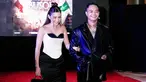 Menggandeng seorang wanita usai rumah tangganya dengan Wendy Walters retak, memunculkan dugaan kalau Shakilla Astari merupakan pacar baru Reza Arap. Dalam momen tersebut, Shakilla tampil cantik dengan corset dress black and white yang terbuat dari bahan satin. Sementara, Reza tetap stylish dengan outfit serba hitam (Liputan6.com/IG/@ybrap)