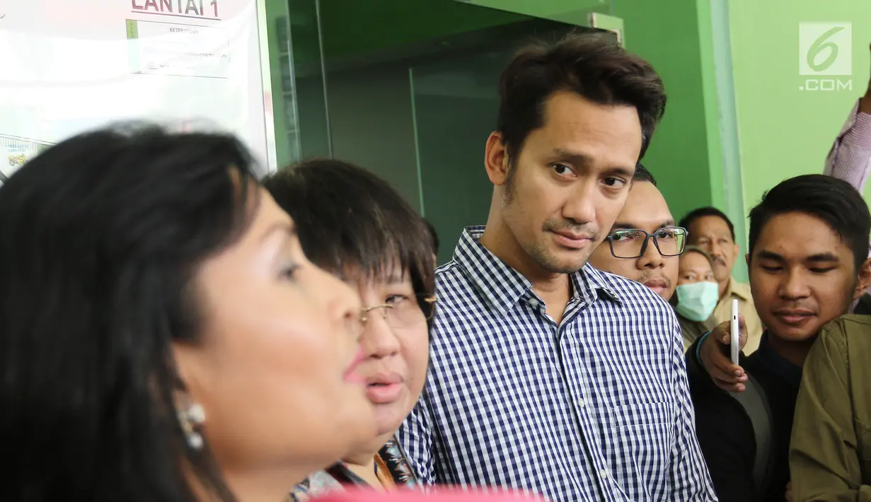 Tora Sudiro memberikan keterangan saat keluar dari Rumah Sakit Ketergantungan Obat (RSKO) Cibubur, Jakarta, Senin (14/8). Tora Sudiro diketahui ditangkap Polres Jakarta Selatan karena dugaan penyalahgunaan obat psikotropika. (Liputan6.com/Herman Zakharia)