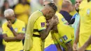 Penyerang Brasil Neymar dipeluk oleh Raphinha pada akhir perempat final Piala Dunia 2022 di Stadion Education City, Sabtu (10/12/2022) dini hari WIB. Langkah Brasil terhenti di babak perempatfinal Piala Dunia 2022 usai dikalahkan Kroasia lewat drama adu penalti.  (AP Photo/Darko Bandic)