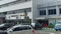 Gedung Setjen DPR RI digeledah penyidik KPK terkait kasus dugaan korupsi proyek pengadaan rumah dinas DPR RI. (Merdeka.com)