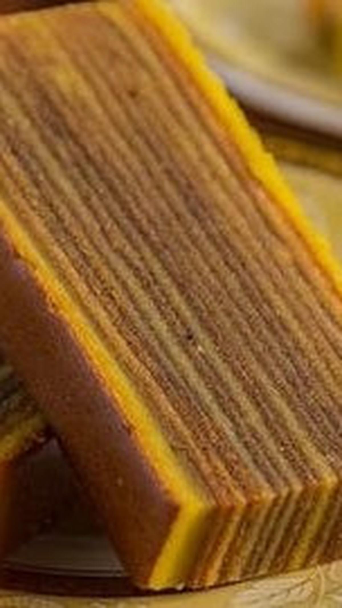 Kue lapis legit, meskipun lebih dikenal dengan perayaan Tahun Baru China di Indonesia, sebenarnya merupakan hasil adaptasi Indonesia-Belanda.&nbsp;
