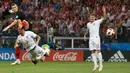 Pemain timnas Kroasia, Ivan Perisic mencetak gol ke gawang Inggris pada babak semifinal Piala Dunia 2018 di Stadion Luzhniki, Rabu (11/7). Kroasia akan menantang Prancis di final Piala Dunia 2018 setelah menang 2-1 atas Inggris. (AP/Alastair Grant)