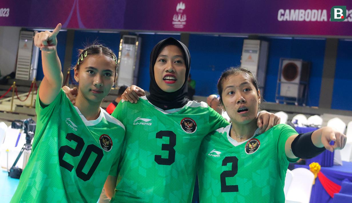 Pemain Timnas Bola Voli Putri Indonesia, Ratri Wulandari (kanan) berpose bersama Megawati Hangestri Pertiwi (tengah) dan Shintia Alliva Maulidina setelah memenangkan laga lanjutan Grup A Bola Voli Putri SEA Games 2023 melawan Myanmar di Olympic Complex Indoor Stadium, Phnom Penh, Kamboja, Kamis (11/5/2023). Ratri berhasil mencetak total 19 poin, dimana sebanyak 13 angkanya ditorehkan melalui situasi bola servis. (Bola.com/Abdul Aziz)
