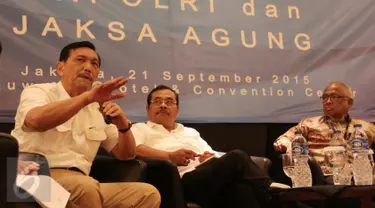Menkpolhukam Luhut Binsar Panjaitan (kiri) memberikan pemaparan dihadapan Asosiasi Pengusaha Indonesia (Apindo) di Jakarta, Senin (21/9/2015). Pertemuan tersebut membahas kondisi keamanan dan ekonomi di Indonesia. (Liputan6.com/Angga Yuniar)
