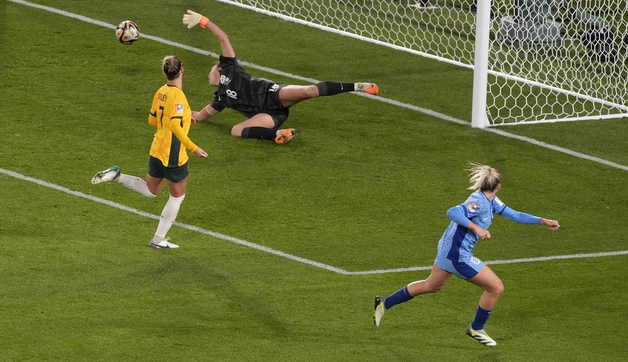 Pemain Timnas Inggris, Alessia Russo (kanan) mencetak gol ketiga timnya ke gawang Timnas Australia pada laga semifinal Piala Dunia Wanita 2023 di Stadium Australia, Sydney, 16 Agustus 2023. (AP Photo/Mark Baker)