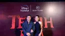 Di momen gala premiere Teluh Darah, Mikha Tambayong dan Deva Mahenra tampil kompak serba hitam. @miktambayong.