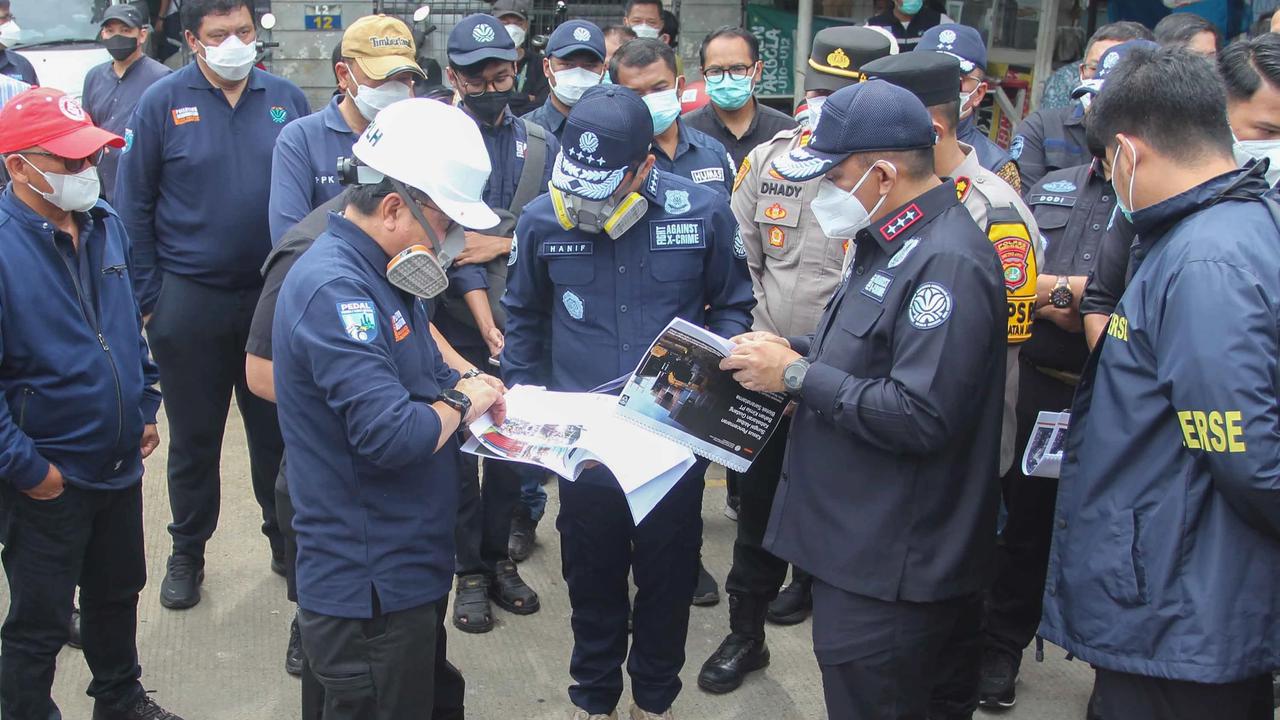 FOTO: KLH Segel Gudang Pestisida di Tangerang Selatan Terkait Pencemaran Sungai Cisadane