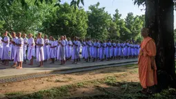 Ritual 'Pabbaja Samanera' merupakan pelatihan moral dan spiritual selama 12 hari bagi para calon biksu. (DEVI RAHMAN/AFP)