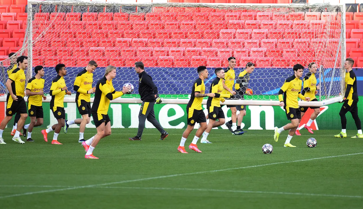 Para pemain Borussia Dortmund melakukan pemanasan saat mengikuti sesi latihan di stadion Ramon Sanchez Pizjuan di Seville (16/2/2021).  Los Palanganas maupun Die Borussen sendiri terakhir kali bertemu pada musim 2009-2010 di ajang Liga Europa. (AFP/Cristina Quicler)