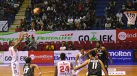 Pemain asing Hangtuah Sumatra Selatan, Nashon George, memiliki ritual unik sebelum melakukan free throw. (Bola.com/Andhika Putra).