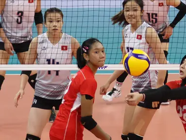 Hasil negatif diraih Timnas Voli Putri Indonesia pada laga pembuka Grup B AVC Challenge Cup 2024 setelah menyerah 0-3 (22-25, 24-26, 19-25) dari Hong Kong di Rizal Memorial Coliseum, Manila, Filipina, Kamis (23/5/2024) pagi. Hasil ini tentu tak mengejutkan, karena sejatinya Indonesia hanya menurunkan tim seadanya untuk berpartisipasi setelah para pemain inti yang menjadi andalan tak mendapatkan izin dari beberapa klub yang tengah berlaga di ajang PLN Mobile Proliga 2024. (Asian Volleyball Confederation)
