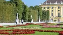 Para pengunjung berjalan-jalan di taman Istana Schoenbrunn di Wina, Austria, pada 21 September 2020. (Xinhua/Guo Chen)