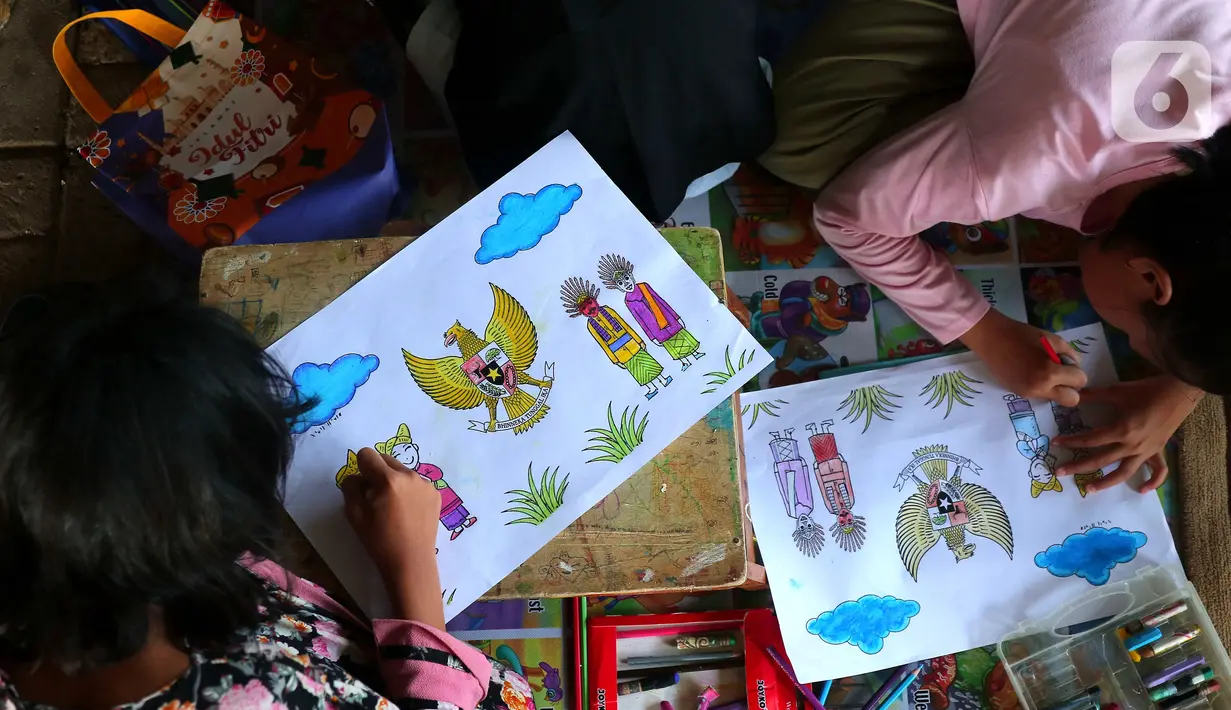 Anak-anak mengikuti lomba mewarnai burung garuda di Kampung Tematik Kampung Teras Pancasila, Karang Tengah, Tangerang, Banten, Rabu (1/6/2022). Kegiatan tersebut dilaksanakan dalam rangka memperingati hari lahirnya Pancasila bertujuan untuk memberikan wawasan dan pengetahuan tentang nilai-nilai Pancasila sejak dini. (Liputan6.com/Angga Yuniar)